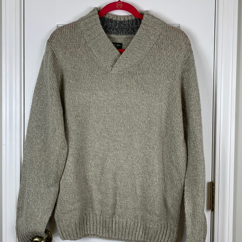 David Taylor grey/tan long sleeved V neck sweater size medium. 100% acrylic.